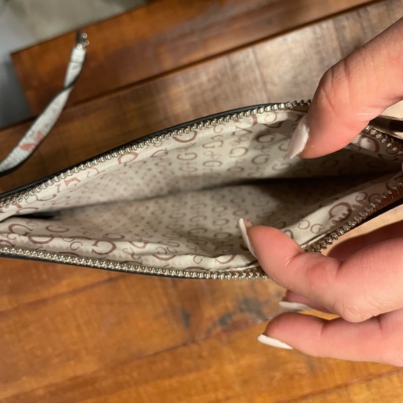 Guess Floral Tote - Picture 11 of 12